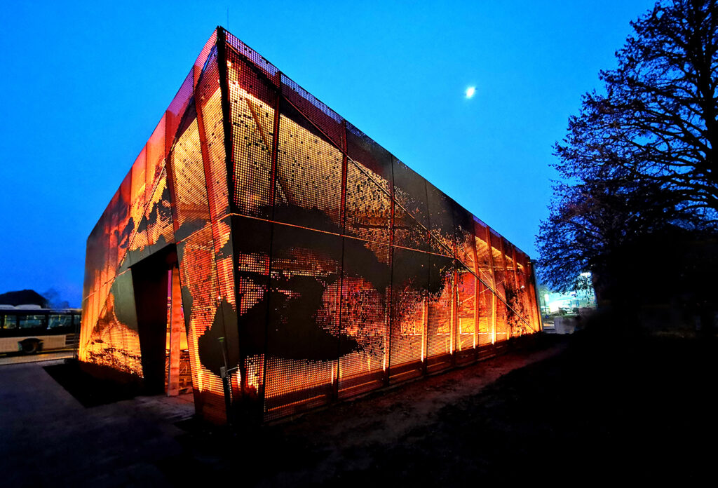 Design of 4 tableaus for the façade of the bicycle shed/railway station in Bedburg, Germany, and a spatial light choreography for the architecture
Client city of Bedburg, Germany